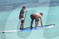 EXKLUSIV - Gavin Rossdale mit Sohn Kingston 'paddle boarding' auf Honolulu