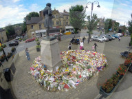 NEWS - Jo Cox: Die Menschen legen Blumen am Tatort in Birstall nieder  