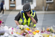 NEWS - Jo Cox: Die Menschen legen Blumen am Tatort in Birstall nieder  