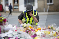 NEWS - Jo Cox: Die Menschen legen Blumen am Tatort in Birstall nieder  