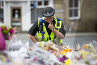 NEWS - Jo Cox: Die Menschen legen Blumen am Tatort in Birstall nieder  