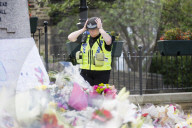 NEWS - Jo Cox: Die Menschen legen Blumen am Tatort in Birstall nieder  