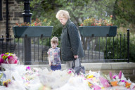 NEWS - Jo Cox: Die Menschen legen Blumen am Tatort in Birstall nieder  