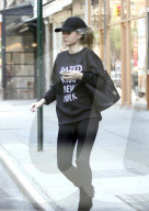 PEOPLE - Lottie Moss trägt Schwarz in New York