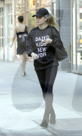 PEOPLE - Lottie Moss trägt Schwarz in New York