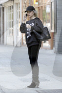 PEOPLE - Lottie Moss trägt Schwarz in New York
