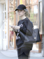 PEOPLE - Lottie Moss trägt Schwarz in New York