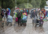 FEATURE - Die ersten Ankünfte in Glastonbury 2016