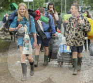 FEATURE - Die ersten Ankünfte in Glastonbury 2016