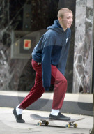 EXKLUSIV - Rocco Ritchie unterwegs mit sein Skateboard