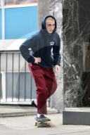 EXKLUSIV - Rocco Ritchie unterwegs mit sein Skateboard