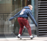 EXKLUSIV - Rocco Ritchie unterwegs mit sein Skateboard