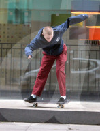 EXKLUSIV - Rocco Ritchie unterwegs mit sein Skateboard