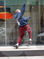 EXKLUSIV - Rocco Ritchie unterwegs mit sein Skateboard