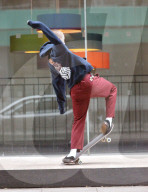 EXKLUSIV - Rocco Ritchie unterwegs mit sein Skateboard