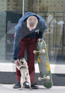 EXKLUSIV - Rocco Ritchie unterwegs mit sein Skateboard