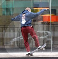 EXKLUSIV - Rocco Ritchie unterwegs mit sein Skateboard