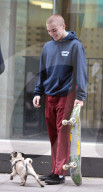 EXKLUSIV - Rocco Ritchie unterwegs mit sein Skateboard