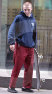 EXKLUSIV - Rocco Ritchie unterwegs mit sein Skateboard