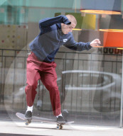 EXKLUSIV - Rocco Ritchie unterwegs mit sein Skateboard