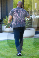 PEOPLE - Kanye West trägt ein kitschiges 'Feel The Wind' Eagle T-shirt im Büro