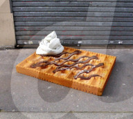 FEATURE - Matratzen Strassenkunst in Paris