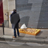 FEATURE - Matratzen Strassenkunst in Paris