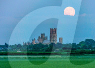 FEATURE -  Erdbeermond über England