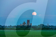 FEATURE -  Erdbeermond über England