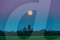 FEATURE -  Erdbeermond über England