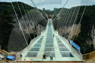 FEATURE - Glasbodenbrücke in China
