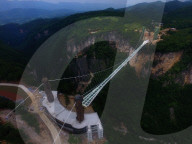 FEATURE - Glasbodenbrücke in China
