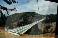 FEATURE - Glasbodenbrücke in China