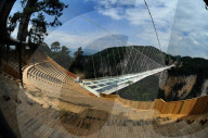 FEATURE - Glasbodenbrücke in China