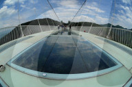 FEATURE - Glasbodenbrücke in China