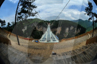 FEATURE - Glasbodenbrücke in China