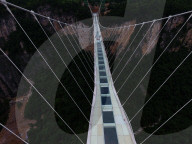 FEATURE - Glasbodenbrücke in China