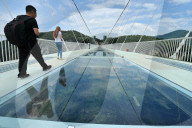 FEATURE - Glasbodenbrücke in China