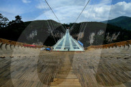 FEATURE - Glasbodenbrücke in China