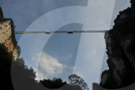 FEATURE - Glasbodenbrücke in China