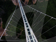 FEATURE - Glasbodenbrücke in China