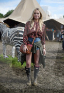 PEOPLE - Promis tummeln sich am Glastonbury Festival