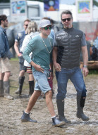 PEOPLE - Promis tummeln sich am Glastonbury Festival