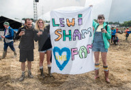 FEATURE - Atmosphäre am Glastonbury Festival