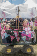 FEATURE - Atmosphäre am Glastonbury Festival