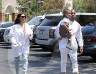 PEOPLE - Familie in weiss: Kim Kardashian mit Kanye und North West