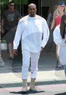PEOPLE - Familie in weiss: Kim Kardashian mit Kanye und North West