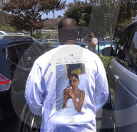 PEOPLE - Familie in weiss: Kim Kardashian mit Kanye und North West