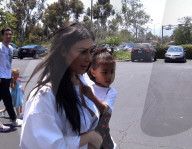 PEOPLE - Familie in weiss: Kim Kardashian mit Kanye und North West