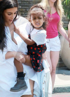 PEOPLE - Familie in weiss: Kim Kardashian mit Kanye und North West